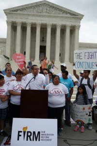 Familias inmigrantes protestan afuera de la Suprema Corte. Foto: José López Zamorano