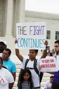 Los inmigrantes prometen continuar con la lucha después del empate judicial. Foto: José López Zamorano