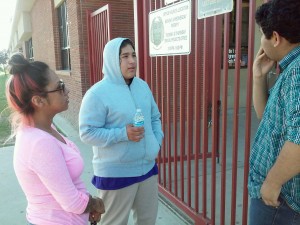 David Acosta y su madre, Ericka, platican con Carlos, amigo de David, frente a Arvin High School. 