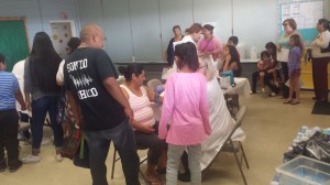 Familas haciéndose la prueba de plomo en la sangre en ELA. Foto: Rubén Tapia.