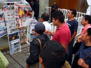 Gente leyendo los periódicos. Foto: Vladimir Flores.