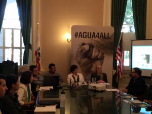 Jenny Remperl, investigadora del Centro Comunitario del Agua durante un ‘briefing’  en Sacramento, CA.