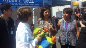 Supervisora HIlda Solís saluda a asistentes de la feria de salud en el Este de Los Ángeles. Foto: Rubén Tapia.