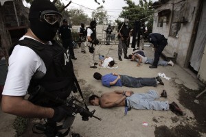 Policías federales detienen a hombres bajo sospecha de posesión de drogas durante una operación antinarcóticos en la delegación Alvaro Obregón en Ciudad de México 3 mayo, 2007. Foto: www.businessinsider.com