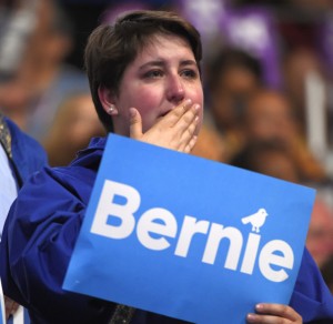 En la Convención Nacional Demócrata, una seguidora de Bernie Sanders a la hora de escuchar a su candidato endosar oficialmente a Hillary Clinton. Foto: qtwtop.com