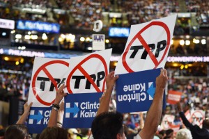 Una fracción de seguidores de Bernie Sanders, opositores al Trans-Pacific Partnership (TPP), en el piso de la Convención Nacional Demócrata en Filadelfia, Pensilvania. Foto: José López Zamorano.