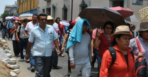 Maestros de Oaxaca marchan en protesta contra la reforma educactiva. Foto: BBC International.