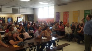 Asamblea informativa en East Porterville, moderada por Ryan Jensen del CWC. Foto: Rubén Tapia.