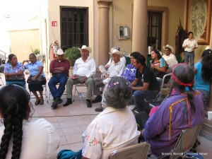 Autoridades tradicionales yaqui, en asamblea comunitaria. Foto: bsnorrell.blogspot.com