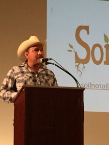 Mario Luna, Secretario de la Autoridad Tradicional de Vícam, y portavoz de la Tribu Yaqui en el norteño estado mexicano de Sonora. Foto: Samuel Orozco en la conferencia en Richmond. 