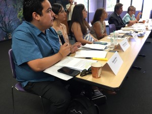 Eduardo Sainz habla sobre los desafíos y el futuro del voto latino en un panel de expertos sobre el voto de grupos de minorías en Arizona organizado por New América Media.