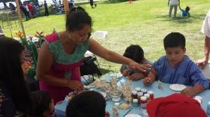 Martha Santiago, dando un taller infantil sobre como pintar alebrijes. Foto: Rubén Tapia.