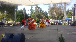 Niños oaxacalifornianos bailan durante a Gulaguetza infantil. Foto: Rubén Tapia.