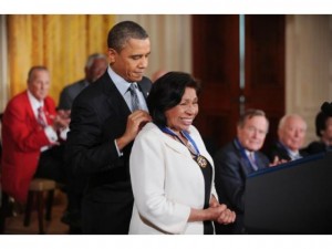 Sylvia Méndez es condecorada por el presidente Obama en la Casa Blanca. Foto: flipboard.com