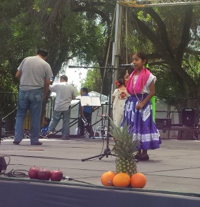 Sofía –Sofi- Cruz declama el poema ‘No te Rindas’, de Mario Benedetti. Foto: Rubén Tapia.