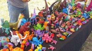 Venta de alebrijes durante la Guelaguetza -ORO 2016 en Los Ángeles.