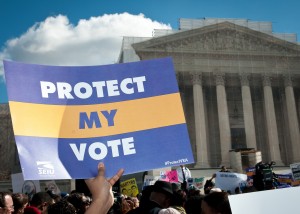 Frente a la Suprema Corte de Justicia presionando para que se pronuncia contra leyes del votante restrictivas. Foto: ACLU.