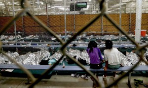 Niños detenidos en una de las facilidades de la Patrulla Fronteriza en Brownsville, Texas. Foto: www.pbs.org