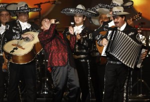 Juan Gabriel canta en  el evento sobre La Persona del Año, de la Academia Latina de Grabaciones (10tn annual Latin Grammy Award). Foto: dailynews.com 