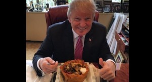 Donald Trump comiendo un supuesto taco mexicano. Foto: www.rawstory.com