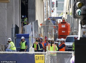 Trabajadores dela construcción se juntan donde falleció uno de sus compañeros en la Gran torre Wilshire de la calle Figueroa sur. Foto: Facebook.