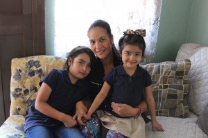 Erika Andalon y sus dos hijas. Foto Kaiser Health News.