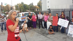 Elizabeth Blaney, directiva de Inquilinos Unidos se dirige a vecinos y activistas pro vivienda justa. Foto: Rubén Tapia.