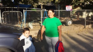 Evelin Rodríguez y su hijo, residentes de Poplar. Foto: Rubén Tapia.