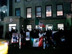 En el Consulado de México en NY, luego de levantar la huelga de hambre de tres días en reclamo por la aparición de los 43 estudiantes de Ayotzinapa y contra la impunidad que fomenta el gobierno mexicano. Foto: Somos los oros NY. 