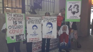 Durante la huelga de hambre ayer sábado de activistas de Nueva York  frente al Consulado de México en esta ciudad. Foto: Malú Huacuja del Toro.