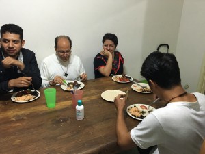  El padre Alejandro Solalinde junto a Andrea González, de la organización Ustedes Somos Nosotros, con quien unió fuerzas para abrir el albergue, 