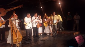 Jacobo Hernández anuncia reconocimiento a Violeta Quintero, que está a un lado de su harpa. Foto: Rubén Tapia.