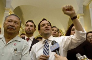 A la izquierda Arturo Rodríguez, Presidente de la UFW, y levantando el puño izquierdo el asambleísta y vocero de la Asamblea, Anthony Rendón, demócrata de Paramount, CA, durante el triunfo de la Propuesta SB 1016. Foto: www.pressdemocrat.com