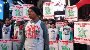 Antonio tizapa y mexicanos que apoyan su lucha.  Foto: Somos los otros NY