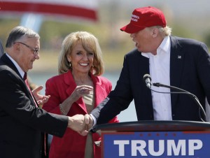 ¡Vaya trío!: El alguacil de Maricopa, Arizona, Joe Arpaio, la ex gobernadora, Jan Brewer, y Donald Trump, en Phoenix. Foto: www.latimes.com