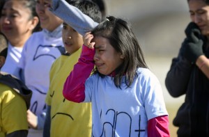 Una niña de 9 años de edad, identificada como Yeslin, rompe a llorar después de decirle a una multitud silenciosa que se hallaba fuera del centro de detención cómo ella y su familia se sientan sobre su encarcelamiento en el Centro Residencia Familiar del Condado de Berks en Leesport, Pa.  Foto: Doug Kapustin / The Washington post.