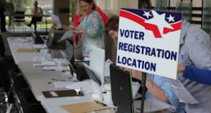 Mesa de registro de votantes en Kansas. Foto: Kansas Public Radio