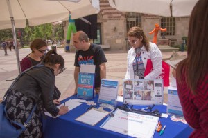 Mesa de registro de votantes en un campo universitario. Foto: dailytrojan.com