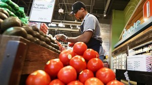 Trabajador latino de Whole Foods, que ha firmado un contrato con los trabajadores del tomate de Immokalee.  Photo: Carline Jean/Sun Sentinel/TNS