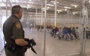 Niños en un centro de detención de ICE, arrestados en la frontera con Texas. Foto: www.phoenixnewtimes.com