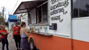 En una esquina de El Paso, Texas un camión de venta de tacos sirve para registrar nuevos votantes. Foto: El Diario de El Paso.