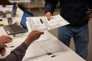 En una casilla electoral de Illinois. Foto: The Dayily Illini. 