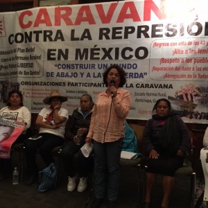 Con el micrófono, la profesora Miriam Hernández Neri, del Movimiento Magisterial Contra la Reforma Educativa en la ciudad de México, en un salón de la Iglesia San Francisco del Midtown de Manhattan.