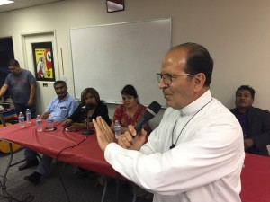 En el salón la Unión de Campesinos, en Madera, CA, a la derecha de la mesa, Nestora Salgado. A su lado, de saco negro, Guadalupe Cervantes. En primer plano, con el micrófono, padre Alejandro Solalinde, y a su espalda Filemón López. Foto: Samuel Orozco.