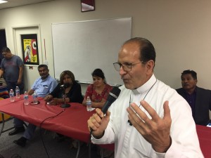 Padre Alejandro Solalinde en el Salón de la Unión de Campesinos, en Madera, California. Atrás, y entre otros, Nestora Salgado. Foto: Samuel Orozco.