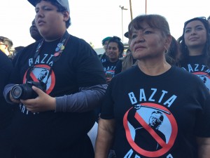 Voluntarios latinos se aprestan para ir a tocar puerta por puerta.