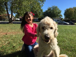  Jacquelinne Sánchez  juega con su perro.  