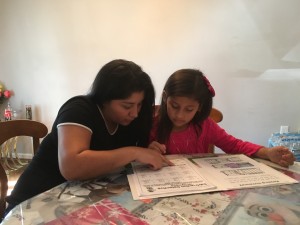 Madre e hija revisando la tarea.