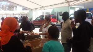 Musulmanas latinas de San Diego reparten comida a refugiados haitianos. Tambiérn, enfermeras voluntarias.