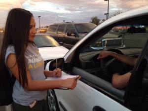 Daniela Camargo, de Mi Familia Vota-AZ, imágenes generales registrando votantes afuera de un supermercado en Phoenix 